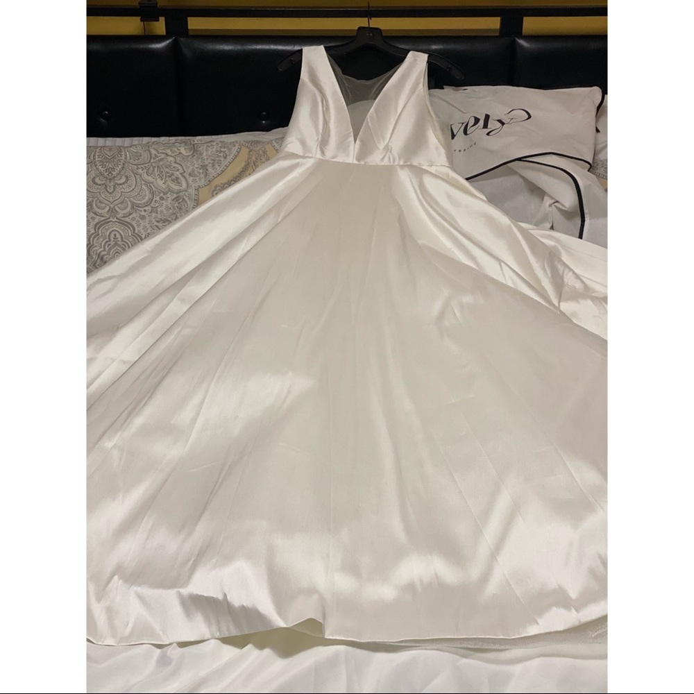 Lovely Bride Wedding Dress - Picture 4 of 10